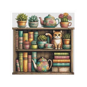 Könnte beinhalten: Ein Kreuzstich-Design eines Bücherregals aus Holz, gefüllt mit Büchern, Topf-Sukkulenten, einer Teekanne und einer Teetasse. Eine rot getigerte Katze sitzt auf dem mittleren Regal. Die Teekanne und die Tasse haben florale Muster.