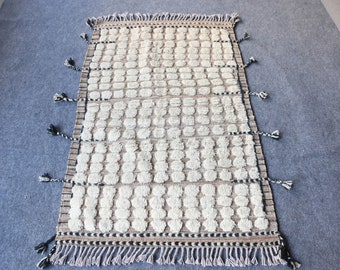 Handgeknüpfter marokkanischer Wollteppich: Berber Quasten-Design