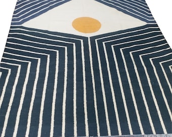 Geometric Turkish Kilim Rug: Contemporary Living Room Decor