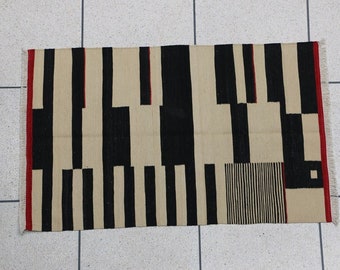 Alfombra Kilim a rayas: tejido plano negro y marfil, alfombra personalizada