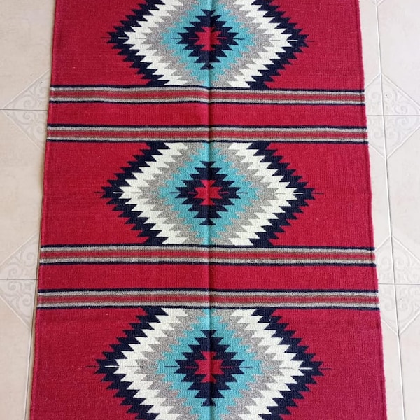 Dywan typu Runner z czerwonej wełny inspirowany stylem Navajo, dywan kilim na schody i korytarz