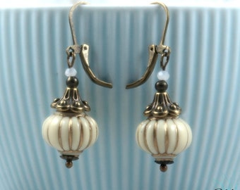 Jugendstil Ohrringe, Ohrringe vintage gold, weiße Ohrringe, Vintage Ohrringe, Geschenk für Frauen, Ohrringe 20er Jahre, Art nouveau
