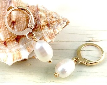 Ohrringe Perlen hängend, stilvolle Geschenke für Frauen, weiße Perlenohrringe, Ohrringe weiß, Perlenohrringe hängend, Ohrringe Perlen
