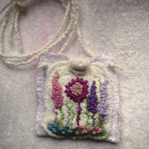 Pendentif pochette/collier en laine feutrée et cousu avec broderie à la main necklace felt wool with embroidery