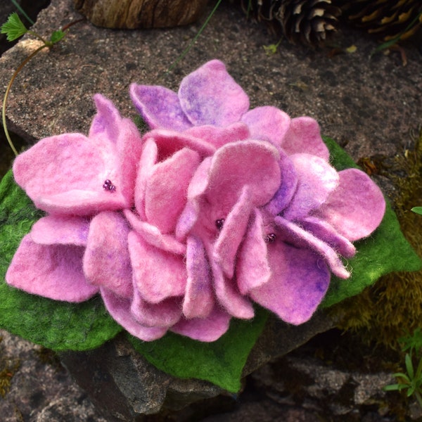 Broche en laine feutrée Broche en laine Broche Hortensia Idée cadeau Brooch felted wool hydrangea