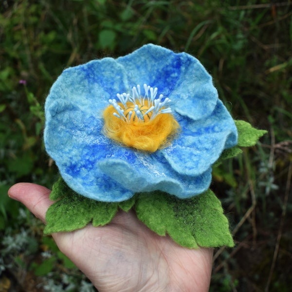 Broche Coquelicot en laine feutrée Broche fleur bleue Broche mérinos Idée cadeau Brooch felted wool Poppy