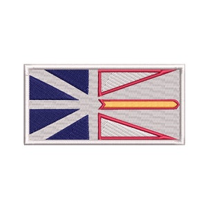 Puede incluir: Un parche bordado con la bandera de Terranova y Labrador. El parche es blanco con una cruz azul y una cruz roja, y una franja amarilla en el centro.