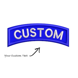 Może przedstawiać: Niebieska, łukowata naszywka z białym napisem "CUSTOM". Naszywka ma zakrzywiony prostokątny kształt. Strzałka wskazuje na tekst "Your Custom Text" poniżej naszywki.