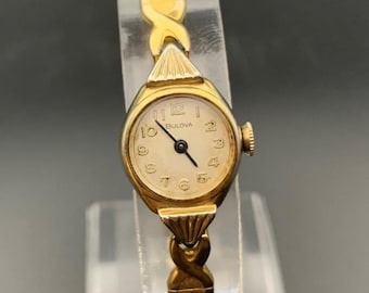 Ladies Bulova Mechanical 17 Jewel Dainty Watch