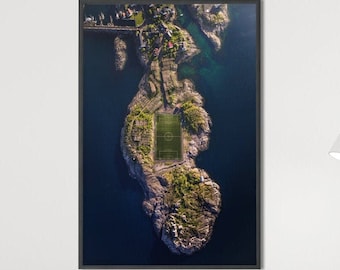 Fotografie-Print - Fußball Stadion Henningsvær Lofoten Norwegen Insel