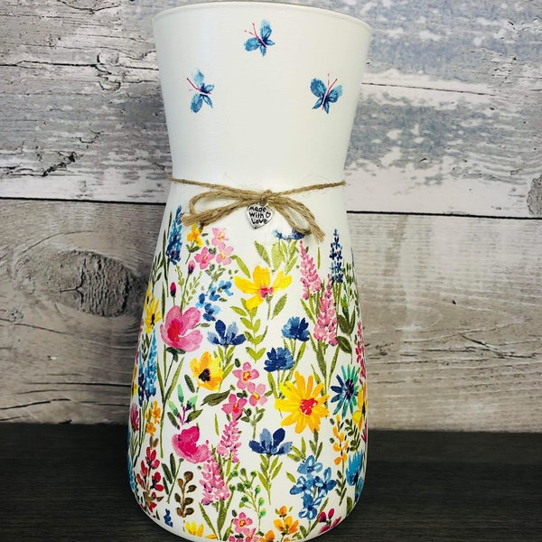 Vase de fleurs sauvages. Grand et petit vase trapu