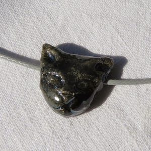 Colgante de cerámica de gato hecho a mano, colgante de gato de cerámica raku, collar de arcilla de gatito, tienda de arte para mascotas de Italia, regalo único para amantes de los gatos (para él y para ella).