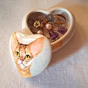 Joyero de cerámica con forma de gato abisinio, bandeja de cerámica italiana pintada a mano con forma de corazón, regalo único para amantes de los gatos, retrato de gato, tienda de arte para mascotas