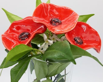 Drei rote Mohnblumen aus Keramik, handgefertigte Blumen, handbemalt, rotes florales Herzstück, Zeremonienblumen, Geschenk an den Lehrer