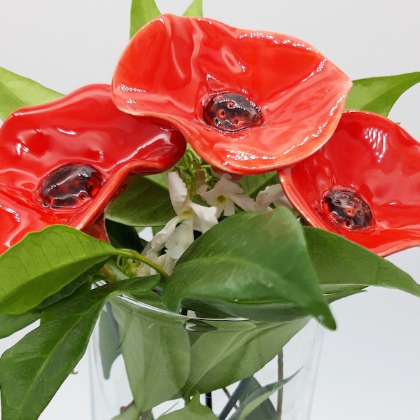 Tre papaveri rossi in ceramica, fiori fatti a mano, dipinti a mano, centrotavola floreale rosso, fiori per cerimonia, regalo alla maestra