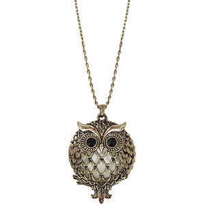 Peut inclure: Collier avec pendentif hibou en or antique, avec des yeux noirs et un design d&eacute;taill&eacute;. Le hibou est sur une cha&icirc;ne en or.