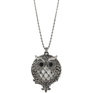 Peut inclure: Collier avec pendentif hibou en argent avec des yeux noirs. Le collier a une cha&icirc;ne d&eacute;licate et une finition en rhodium antique.