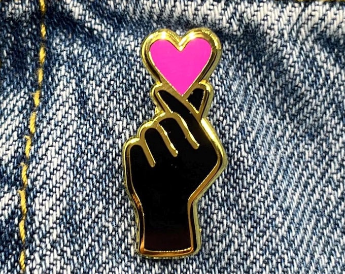 Kpop pin finger heart