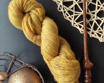 Sockenwolle Drachenei gold/gelb mit Glitzer 4-fach handgefärbt 100g Strang, leichter Farbverlauf und Sprenkel, mulesingfrei
