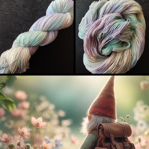 Könnte beinhalten: Zwei Stränge handgefärbter Wolle in Pastellfarben, darunter Lavendel, Mintgrün und Creme. Die Wolle ist weich und flauschig. Ein Wichtel mit roter Mütze und Rucksack befindet sich in einem Blumenfeld.