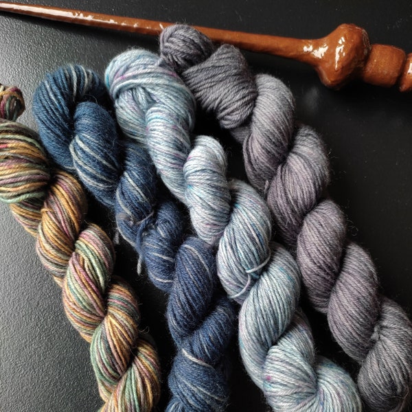 Sockenwolle-Set grau und blau, Mini-Stränge, 4 Stück 4-fach handgefärbt 100g, mulesingfrei, Erdfarben/ Naturfarben