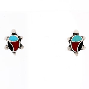 Peut inclure: Une paire de boucles d'oreilles en argent avec une incrustation turquoise, rouge et noire en forme de tortue.