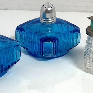 Lot 2 Vintage Glas Salz Pfefferstreuer Blau Glas Silber Tops & Mini Travel Set