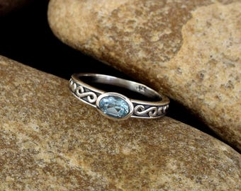 Anillo de topacio azul, plata de ley 925, estilo vintage, joyería minimalista con piedra natal para mujer.