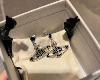Boucles d'oreilles Vivienne Westwood en argent et boules noires avec cristaux Swarovski. Cadeau pour elle, cadeau pour lui.