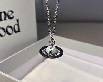 VIVIENNE WESTWOOD Silber Kleine Original Orb Anhänger Halskette mit Schwarzer Emaille. Geschenk für Ihn, Geschenk für Sie.