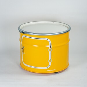 Puede incluir: Una unidad de almacenamiento cil&iacute;ndrica de metal amarillo brillante con una superficie superior blanca, un borde plateado y una puerta cuadrada con un asa peque&ntilde;a. La puerta est&aacute; delineada en blanco y negro, y la palabra LOCHENELOT est&aacute; impresa en blanco en la base.