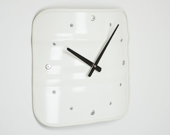 Clockwork – wall clock made of an oil barrel