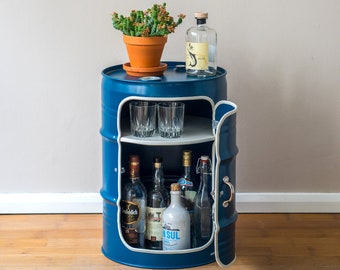 Minibar avec une porte fabriquée à partir d'un petit baril de pétrole de Hambourg