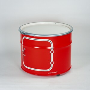 Puede incluir: Una mesa cil&iacute;ndrica de metal rojo brillante con una tapa circular blanca, un borde de metal plateado y una puerta rectangular con ribete blanco y un tirador plateado. La palabra LOCKENGELOT est&aacute; impresa en blanco en la parte inferior del tambor.