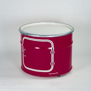 Puede incluir: Un mueble cil&iacute;ndrico de metal color magenta con una parte superior plana blanca y un borde de metal plateado. El frente presenta una puerta rectangular delineada en blanco con un peque&ntilde;o tirador y bisagras plateadas. La palabra LOCKENGELOT est&aacute; impresa en blanco en la base.