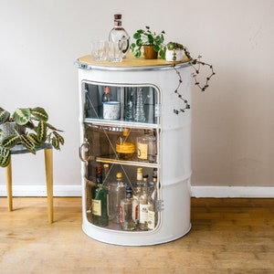 ハンブルクのドラム缶から作られた大型ホームバーショーケース