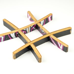 Trivet made of recycled skateboards Bild 7