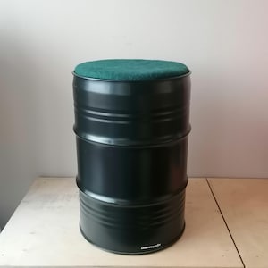 Krukje gemaakt van een klein olievat met zitkussen | Fairtrade vilt | Meubels in industrieel design | Gemaakt in Hamburg | Handgemaakt