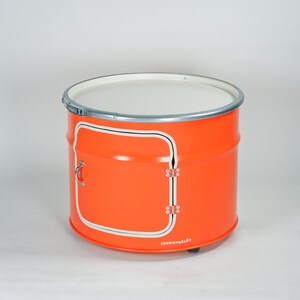 Puede incluir: Una mesa cil&iacute;ndrica de metal de color naranja brillante con una tapa circular blanca, un borde de metal plateado y una puerta rectangular con un asa y bisagras plateadas. La palabra LOCKENGEL&Ouml;T est&aacute; impresa en letras blancas en la parte inferior.