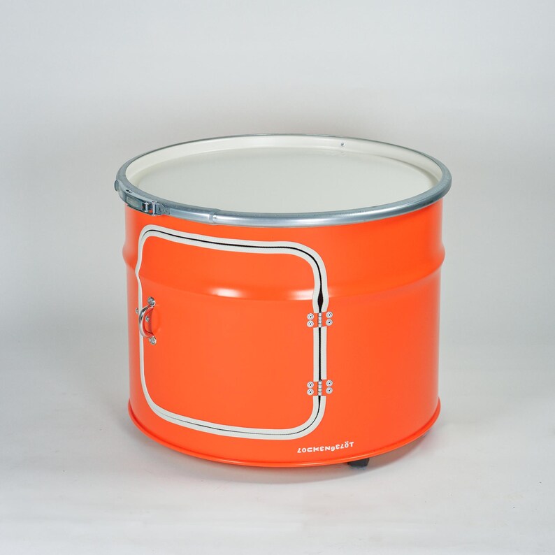 Puede incluir: Una mesa cil&iacute;ndrica de metal de color naranja brillante con una tapa circular blanca, un borde de metal plateado y una puerta rectangular con un asa y bisagras plateadas. La palabra LOCKENGEL&Ouml;T est&aacute; impresa en letras blancas en la parte inferior.