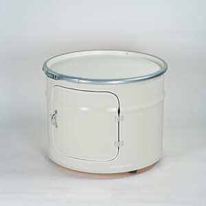 Puede incluir: Una unidad de almacenamiento cil&iacute;ndrica de metal color blanco roto con una puerta abatible que tiene un tirador y bisagras plateadas. El borde superior est&aacute; asegurado con una abrazadera met&aacute;lica plateada. La palabra "LOCHUNSTART" est&aacute; escrita.