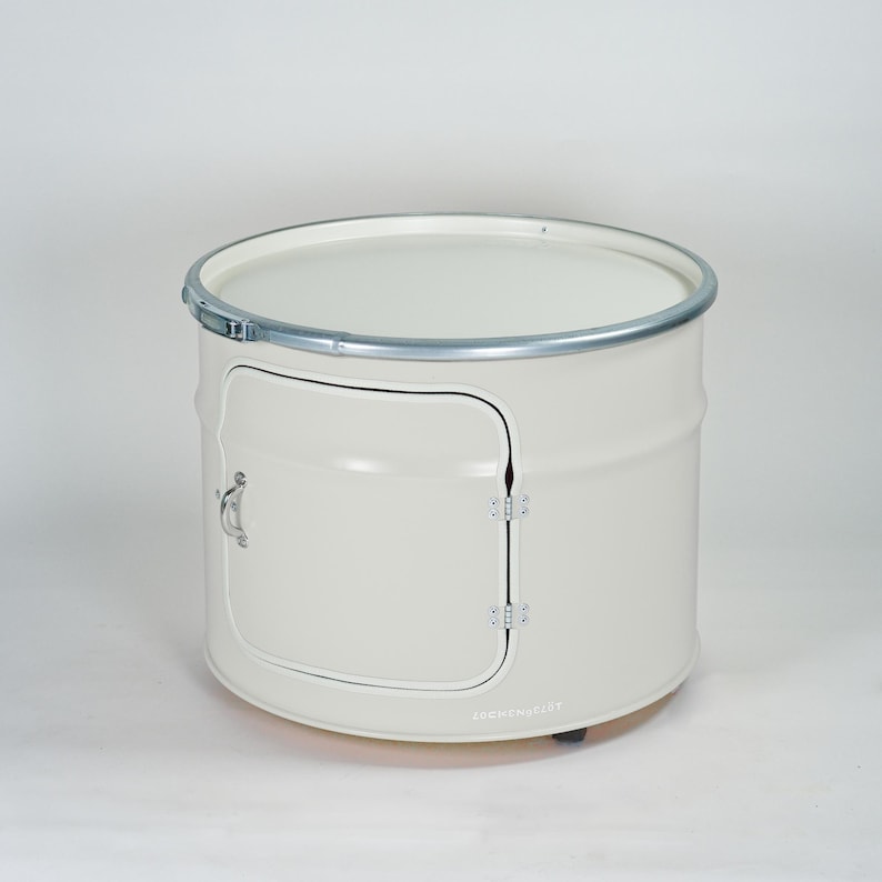Puede incluir: Una unidad de almacenamiento cil&iacute;ndrica de metal color blanco roto con una puerta abatible que tiene un tirador y bisagras plateadas. El borde superior est&aacute; asegurado con una abrazadera met&aacute;lica plateada. La palabra "LOCHUNSTART" est&aacute; escrita.