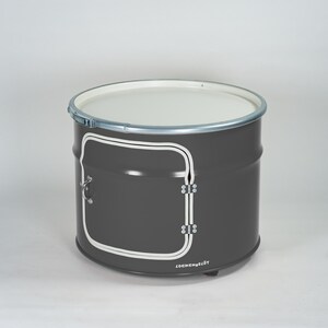 Puede incluir: Una mesa cil&iacute;ndrica de metal gris oscuro con una superficie superior blanca y un borde plateado. El lateral presenta un gr&aacute;fico de puerta cuadrada con contorno blanco, un peque&ntilde;o tirador met&aacute;lico y bisagras, y el texto LOCKENGELOT abajo.