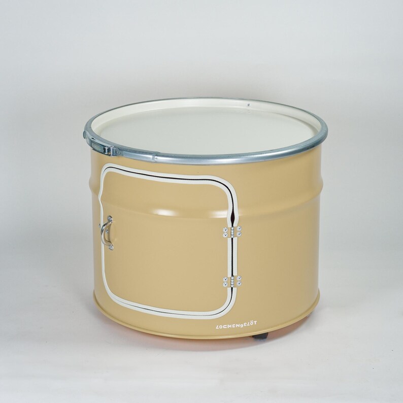 Puede incluir: Un tambor de almacenamiento cil&iacute;ndrico de metal beige con una parte superior plana blanca, un borde de metal plateado y una puerta cuadrada con un asa plateada. La puerta est&aacute; delineada en blanco y negro, y la palabra "LOCHENGELOT" est&aacute; impresa en blanco cerca de la base.