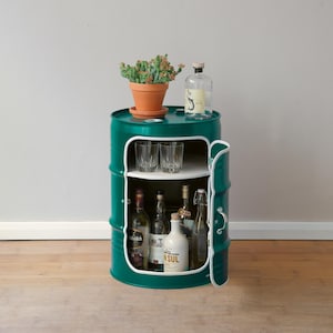 Minibar con puerta de bidón de aceite de Hamburgo | Mueble industrial para salón, loft y bar | Hecho a mano en Hamburgo | Muebles de barril metálico Moss Green