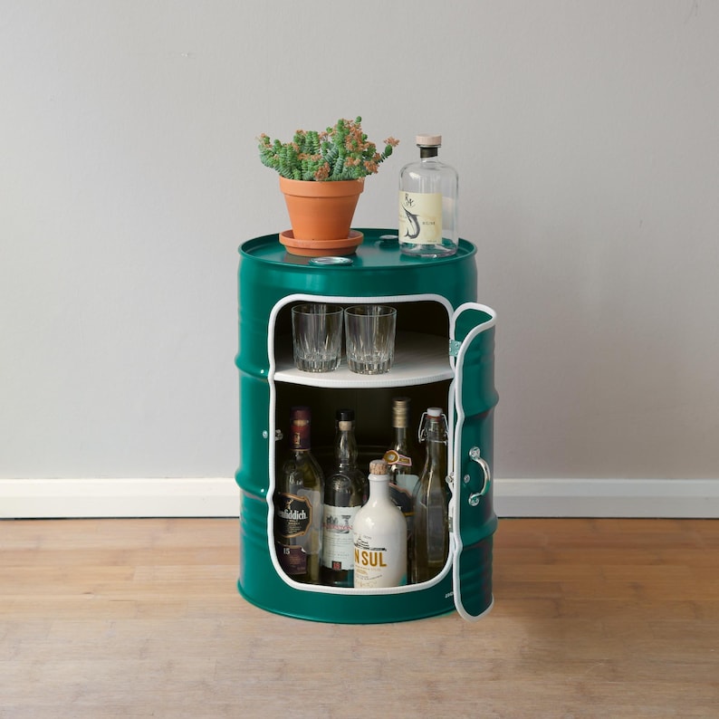 Minibar con puerta de bidón de aceite de Hamburgo | Mueble industrial para salón, loft y bar | Hecho a mano en Hamburgo | Muebles de barril metálico Moss Green