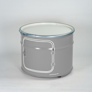 Puede incluir: Un tambor de almacenamiento cil&iacute;ndrico de metal gris con una parte superior plana blanca, un borde de metal plateado y una puerta cuadrada con esquinas redondeadas delineadas en blanco. La puerta incluye un asa y bisagras plateadas, con el texto LOCKENGELOT.