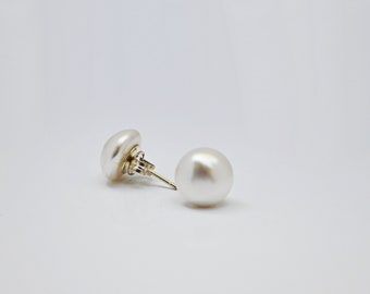 Cream-white pearl stud earrings - cabochon, flat • Ø 6 mm, 8 mm or 10 mm • embellished with Swarovski® Pearl, leverback silver, classic and elegant