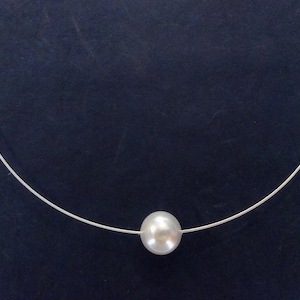 Gargantilla sencilla de plata, Ø 1 mm, con una hermosa perla blanca clásica de Ø 15 mm, longitud: variable hasta 45 cm, gargantilla en espiral.