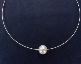 Schlichter silberner Halsreif, Ø 1mm, mit wunderschöner klassisch weißer Muschelkernperle, Ø 15mm, Länge: variabel bis 45cm, Spiralhalsreif